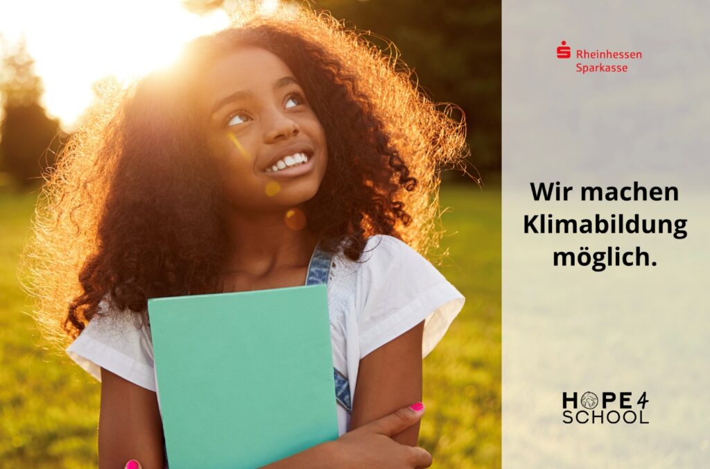 Junge Person mit lockigem Haar hält ein türkisfarbenes Heft in der Sonne, daneben Text 'Wir machen Klimabildung möglich.' und Logos von Rheinhessen Sparkasse und HOPE4SCHOOL.